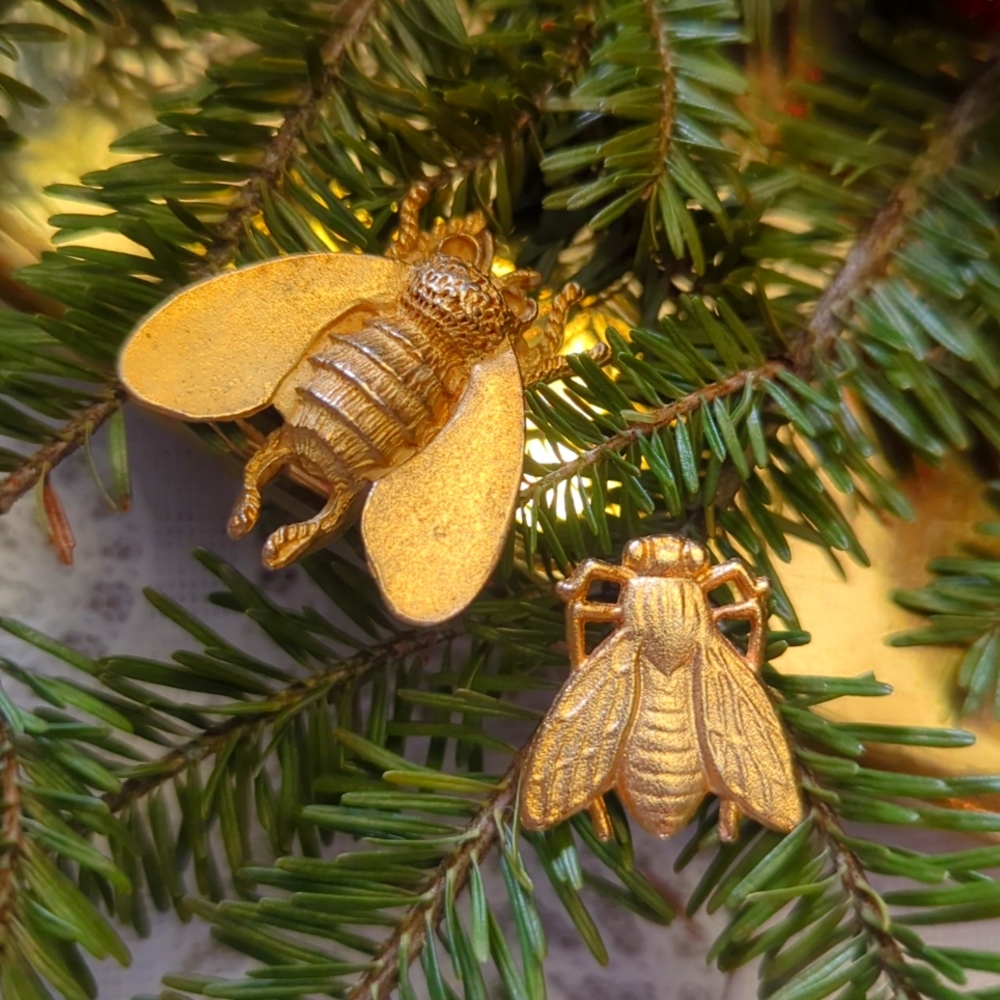 5/$20 gold fly bee moth insect buttons (2)